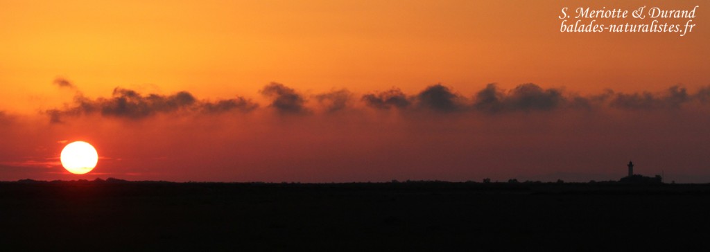 Soleil couchant sur le phare de la Gacholle
