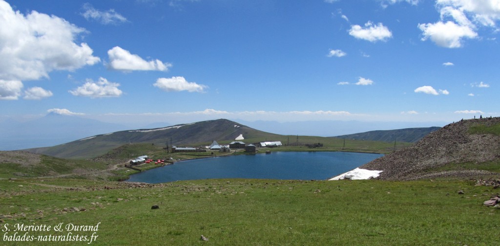 Lac Kari sur le mont Aragats