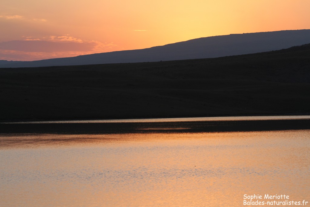 Coucher de soleil sur le lac Kari sur le mont Aragats