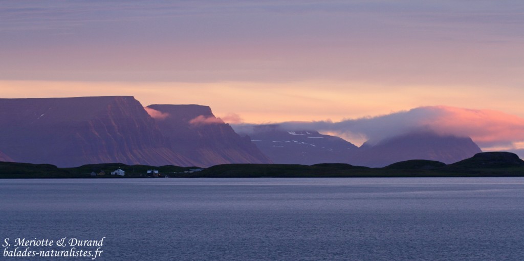 Lumières du soir dans les fjords du nord-ouest